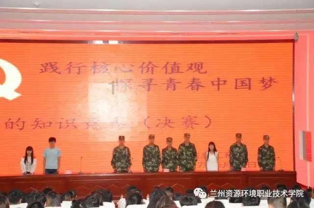 货车超高被卡桥下 机场暖心助力通行