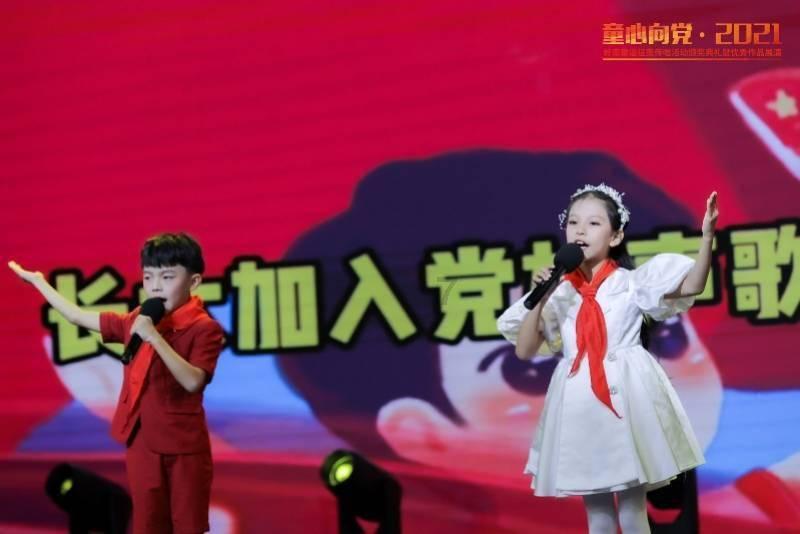 西安一路面突发塌陷 一小车半个身子陷入其中