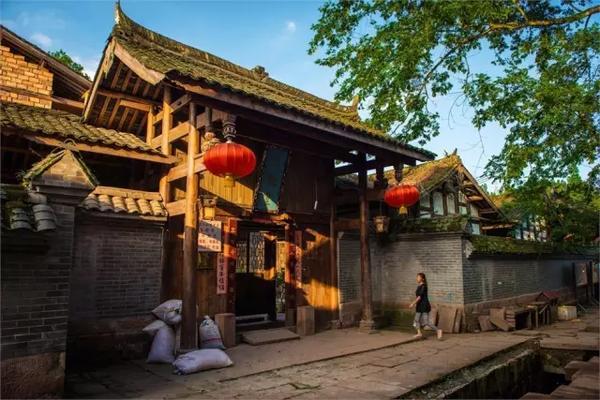 靓!乔治娜一身白色蕾丝连衣裙陪同C罗出席环球奖颁奖礼